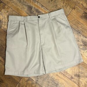 HAGGAR Men’s Adjustable Waist Walking Shorts, Size 40, EUC